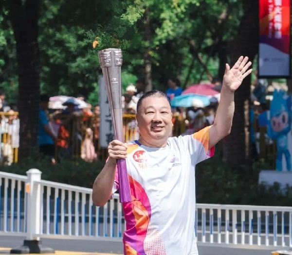 浙江李子園股份董事長(zhǎng)李國(guó)平先生圓滿完成杭州第19屆亞運(yùn)會(huì)火炬?zhèn)鬟f